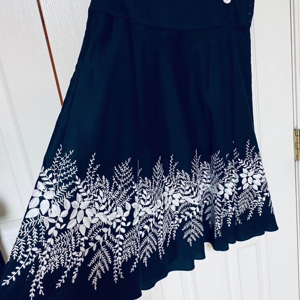 Ann Taylor navy blue skirt white embroidery Sz 6